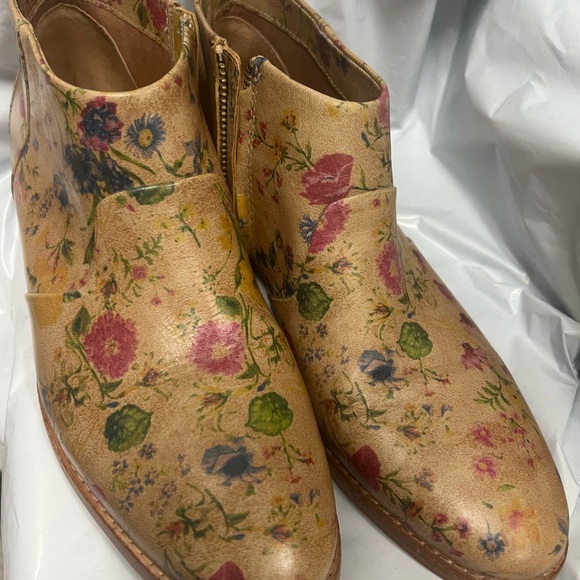 Patricia Nash Floral Tan Ankle Booties - Picture 3 of 3